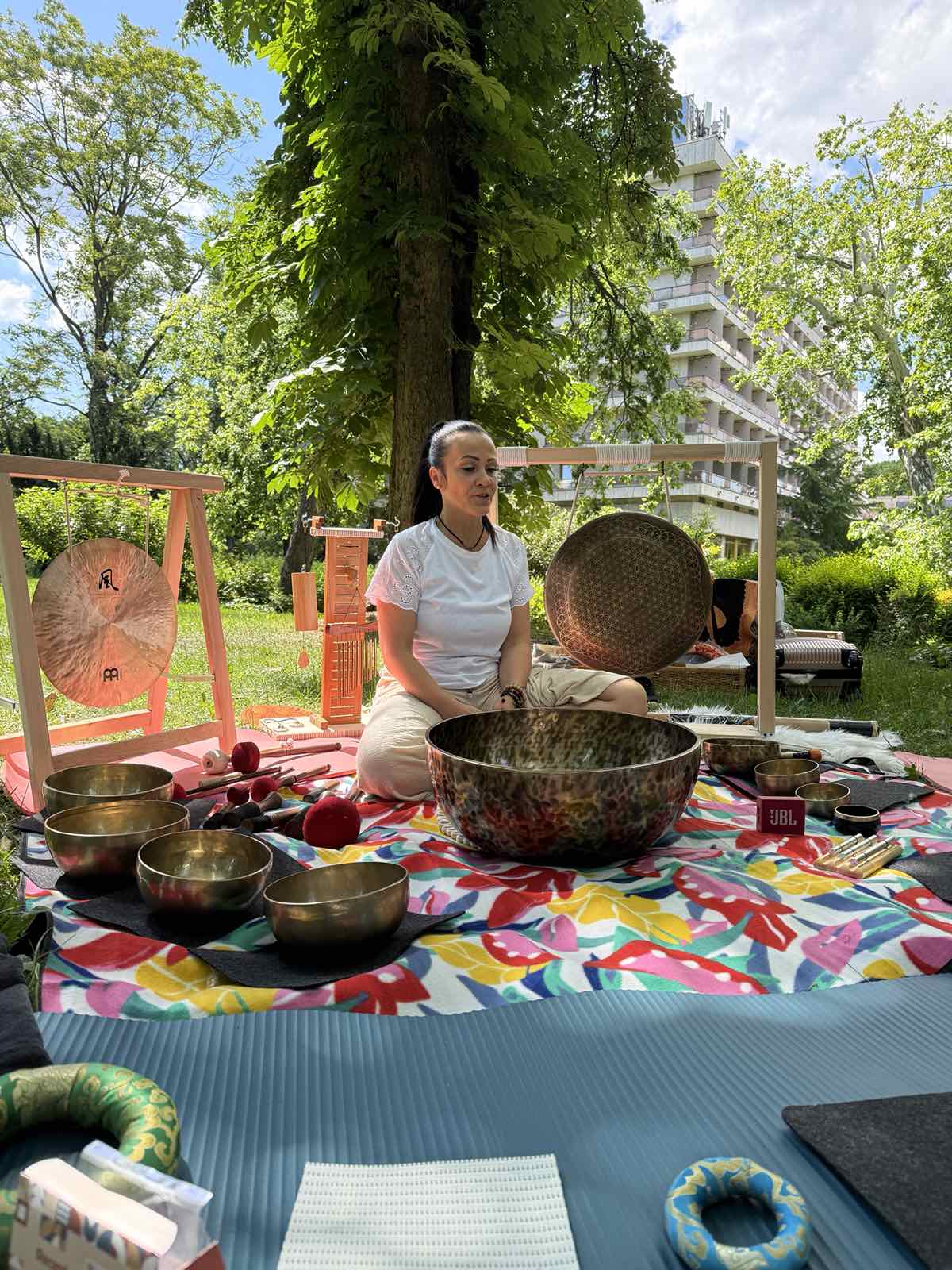 Ildi hangtállal a szabadban, gongokkal és hangeszközökkel