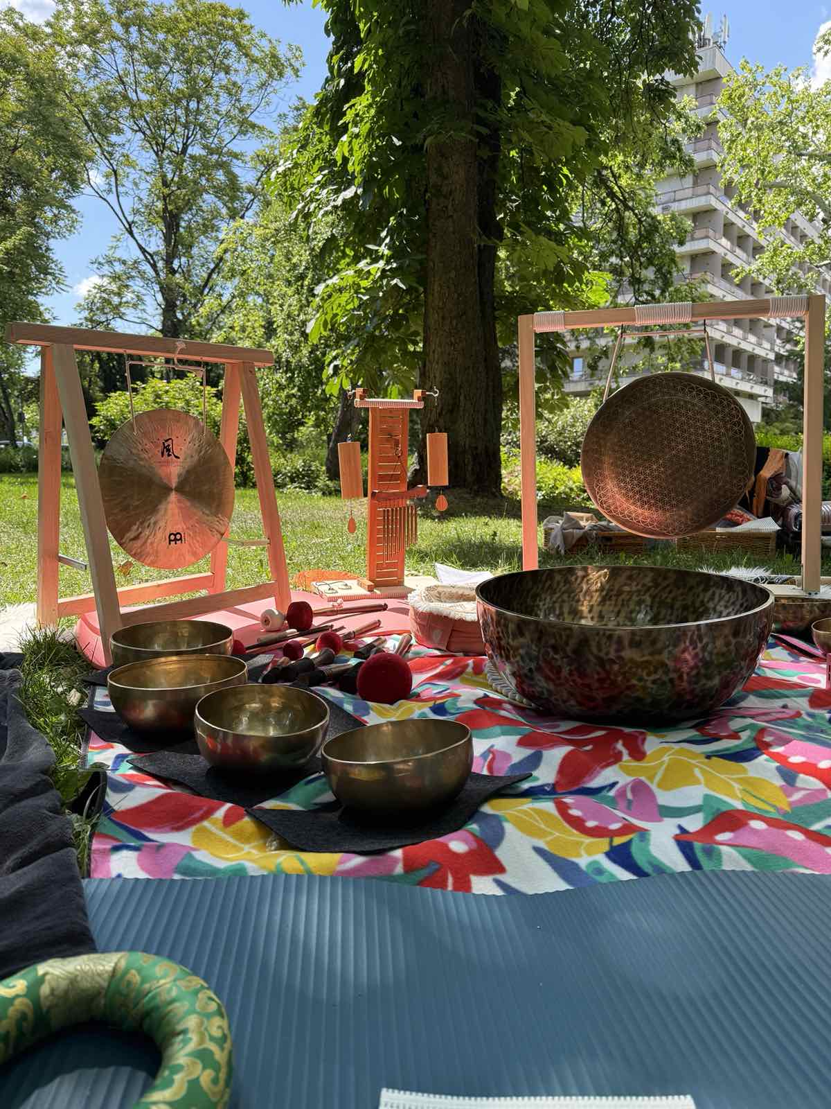 Hangtálak, gongok és hangeszközök elrendezése a parkban